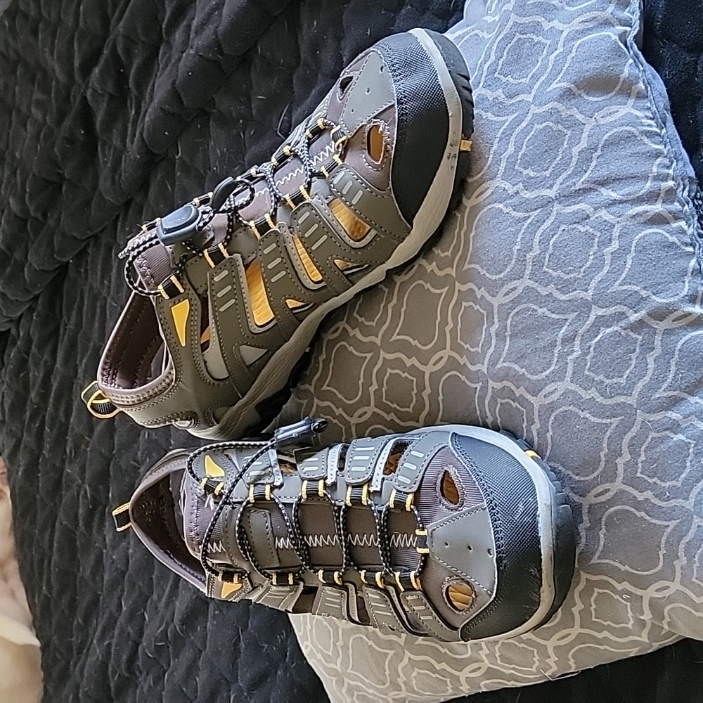 Brand new pair of water shoes ...size 9 in men